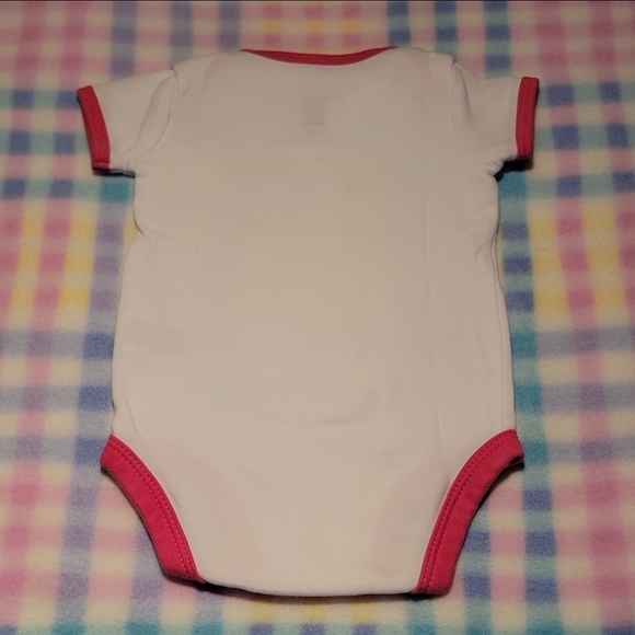 CARTER'S ♡ Adorable Pink Trim "FREE KISSES WITH EVERY CUDDLE" Bodysuit Onesie NB - Picture 10 of 10